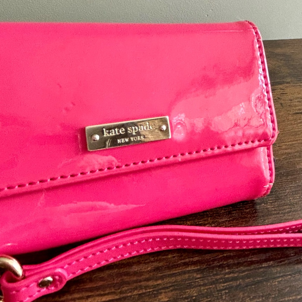 •SOLD•| Kate Spade| Fuchsia Pink Folding Patent Leather Small Wallet Wristlet - Picture 1 of 5